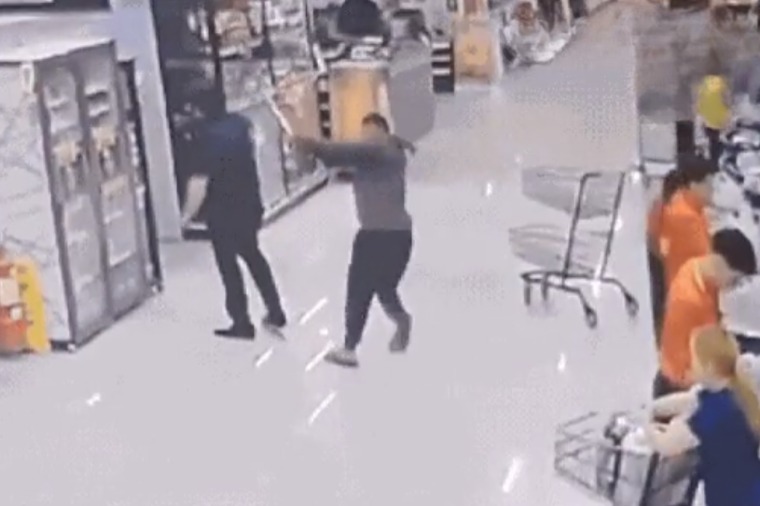 Homem é denunciado por homicídio tentado qualificado após atacar gerente de supermercado com golpe de pá em Sinop