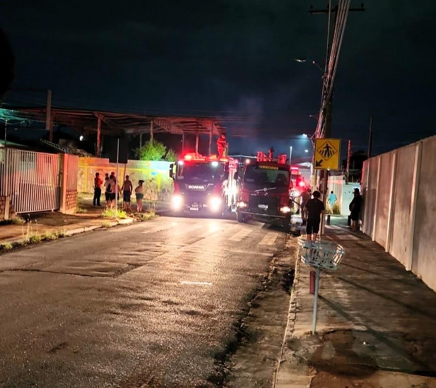 Corpo de Bombeiros combate incêndio em fábrica de espuma em Cuiabá (Vídeo)
