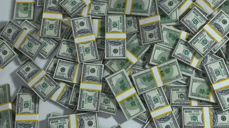 Alta do dólar antes de payroll dos EUA é contida por commodities