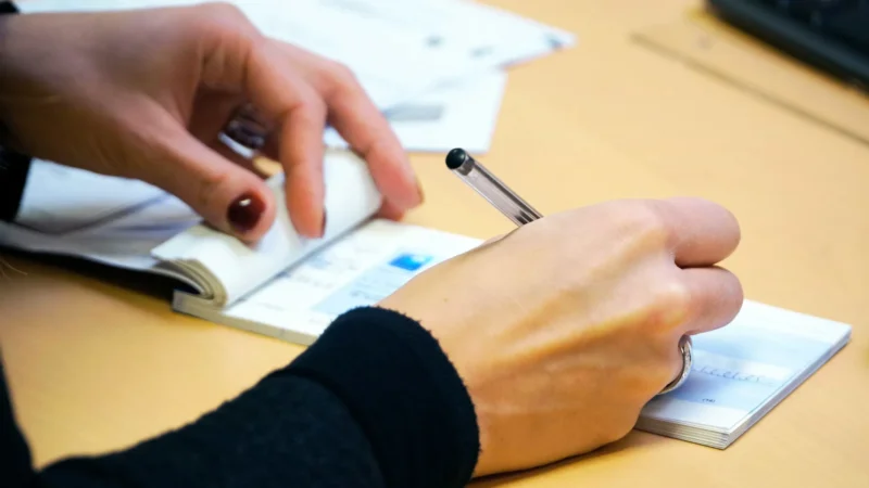 Uso de cheques cai 96% desde 1996, mas movimenta mais de R$ 500 bilhões em 2024