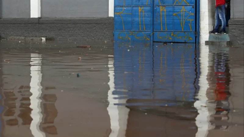 Mulher de 40 anos morre após carro ficar submerso na zona norte de SP