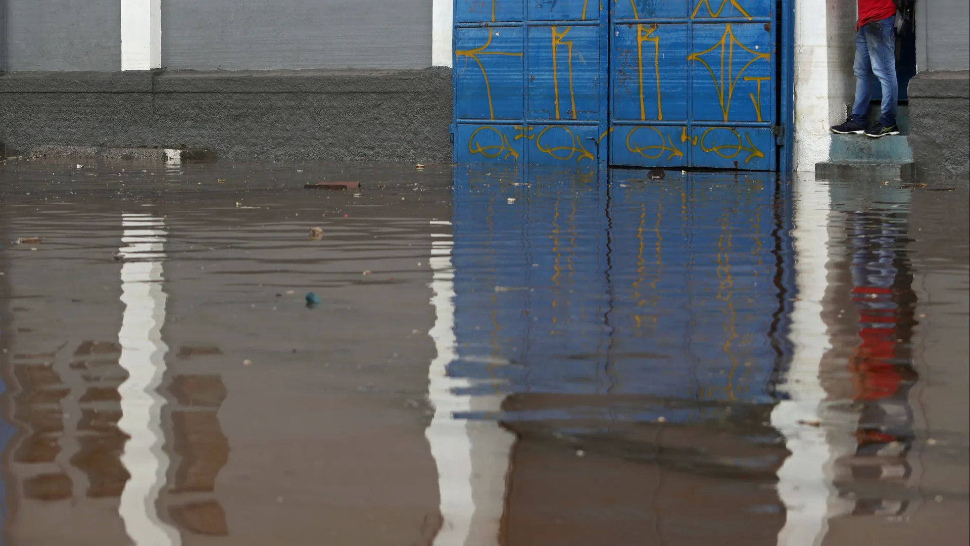 Mulher de 40 anos morre após carro ficar submerso na zona norte de SP