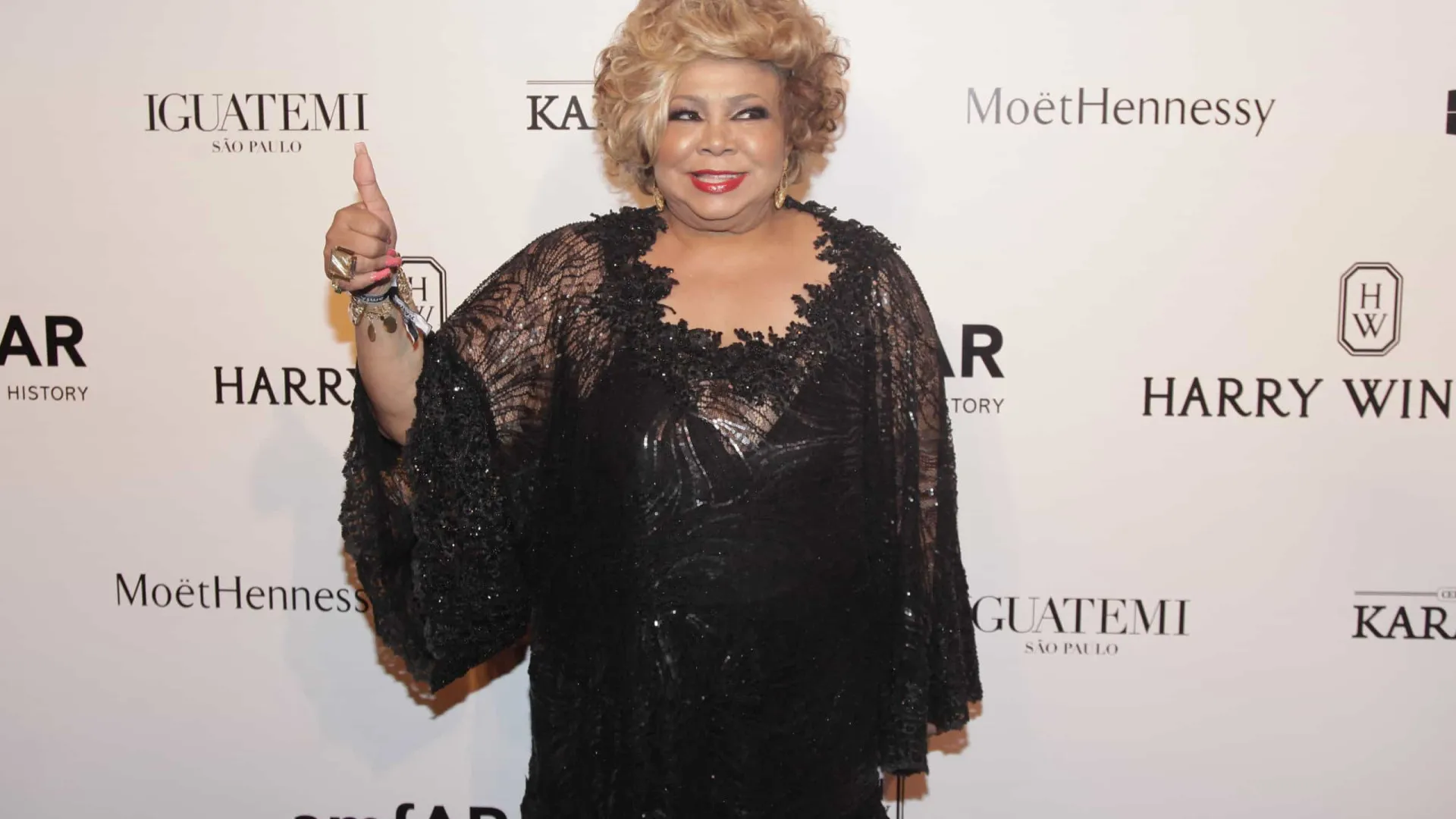 Alcione passa mal em show e apresentação em Pernambuco é interrompida