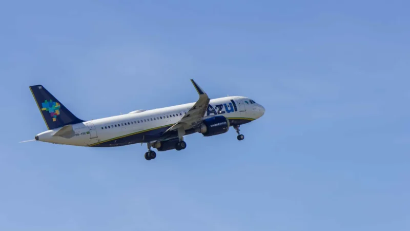 Voo da Azul declara emergência por pouco combustível
