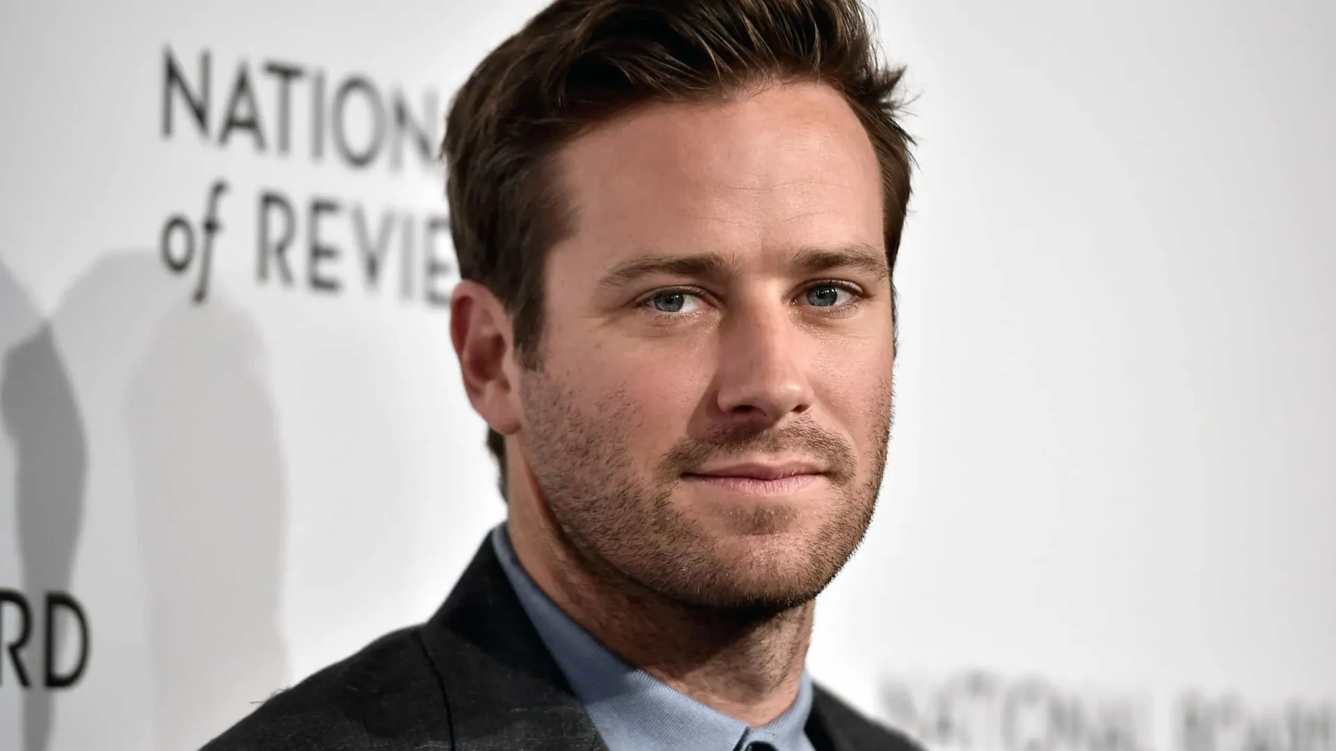 Armie Hammer admite ter cortado coração de animal vivo e dado uma mordida