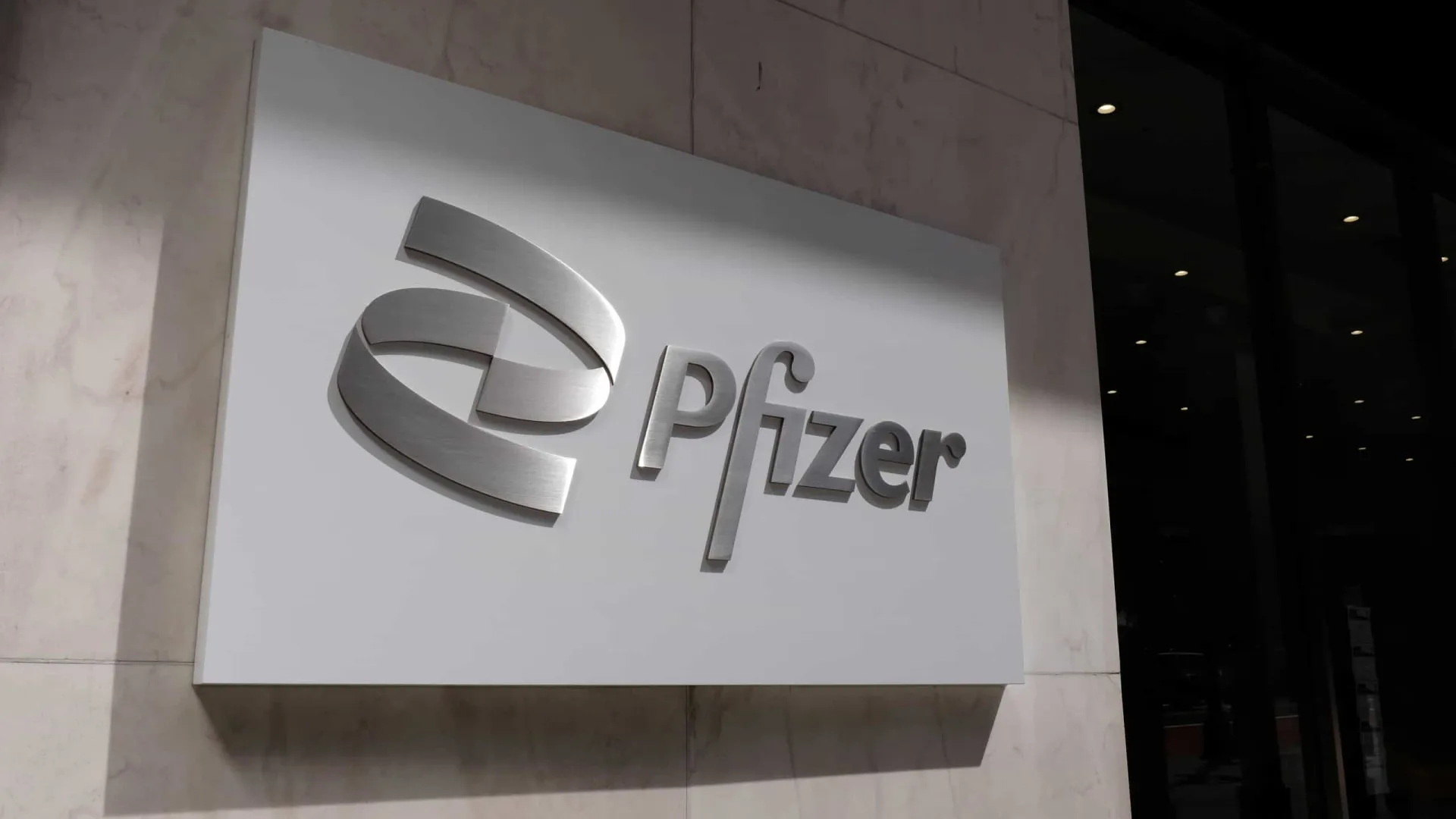 Pfizer reverte prejuízo e tem lucro de US$ 410 milhões do 4º trimestre de 2024