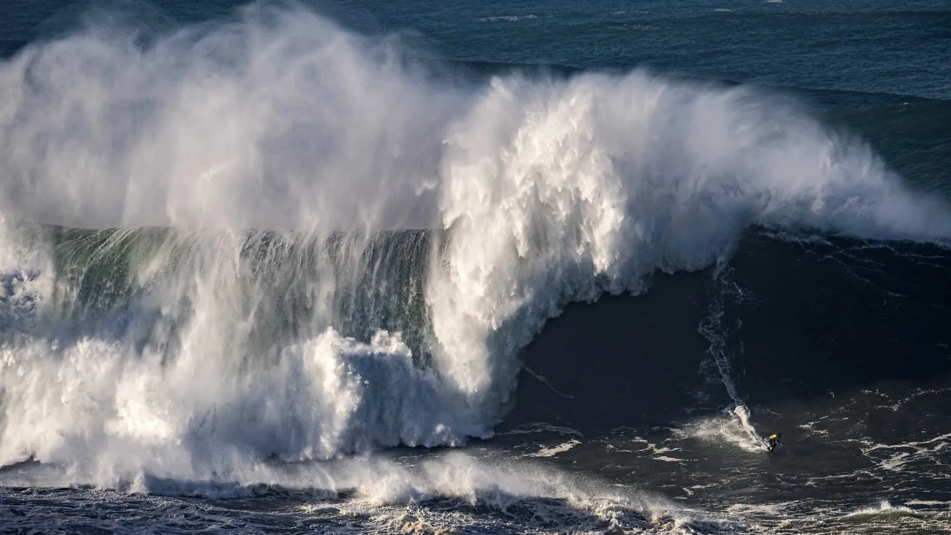 Turista é derrubado por onda em costa de pedras e morre afogado em Ubatuba