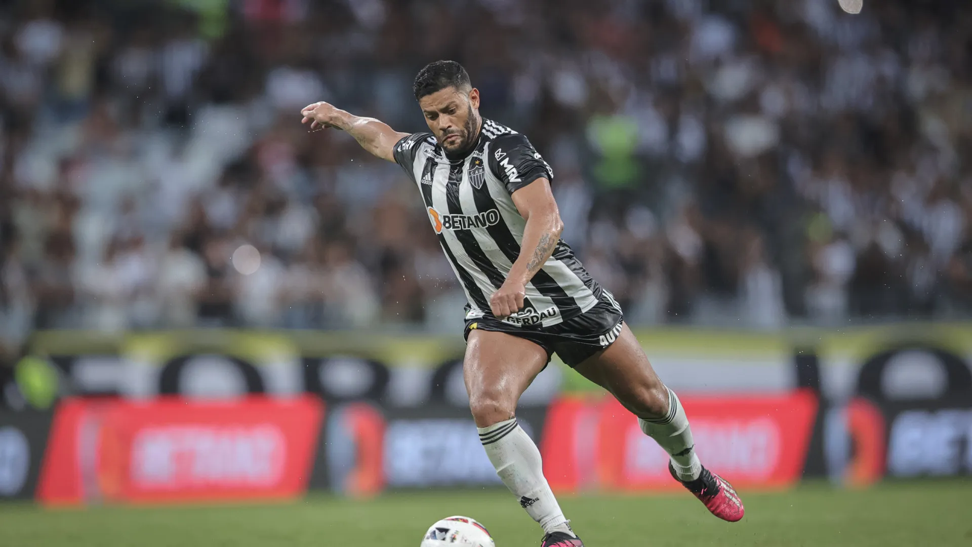 Ao lado de Neymar, Hulk se torna o brasileiro com mais gols em atividade