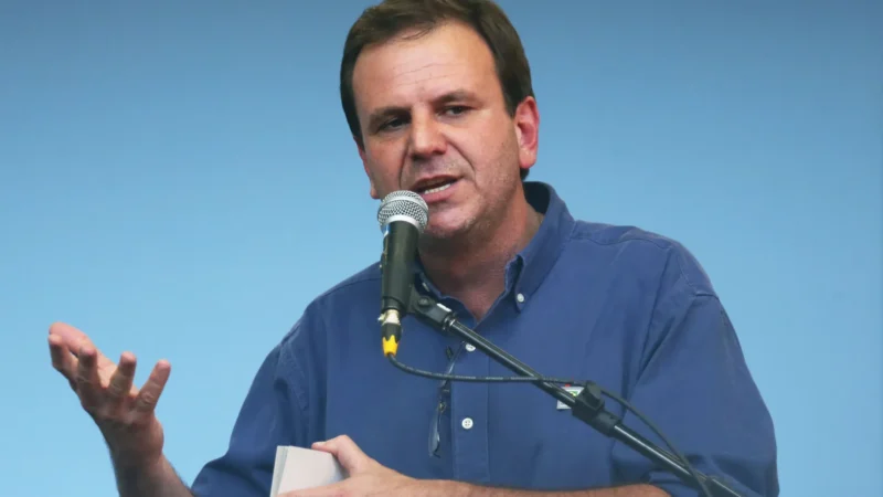 Paes diz que escolas de samba afetadas por incêndio no Rio não correrão risco de rebaixamento