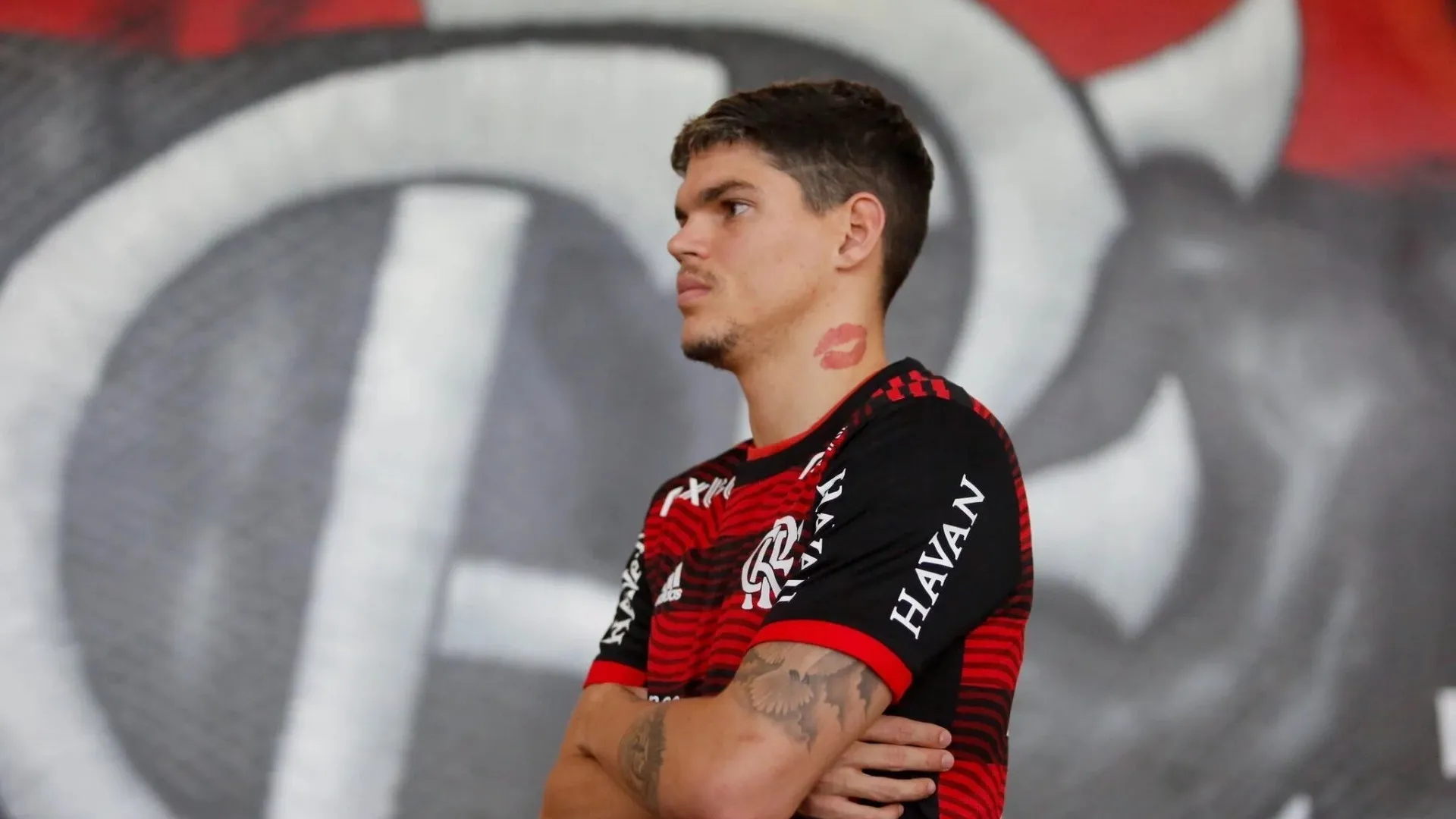 Ayrton Lucas terá chance nos clássicos para reconquistar torcida do Flamengo