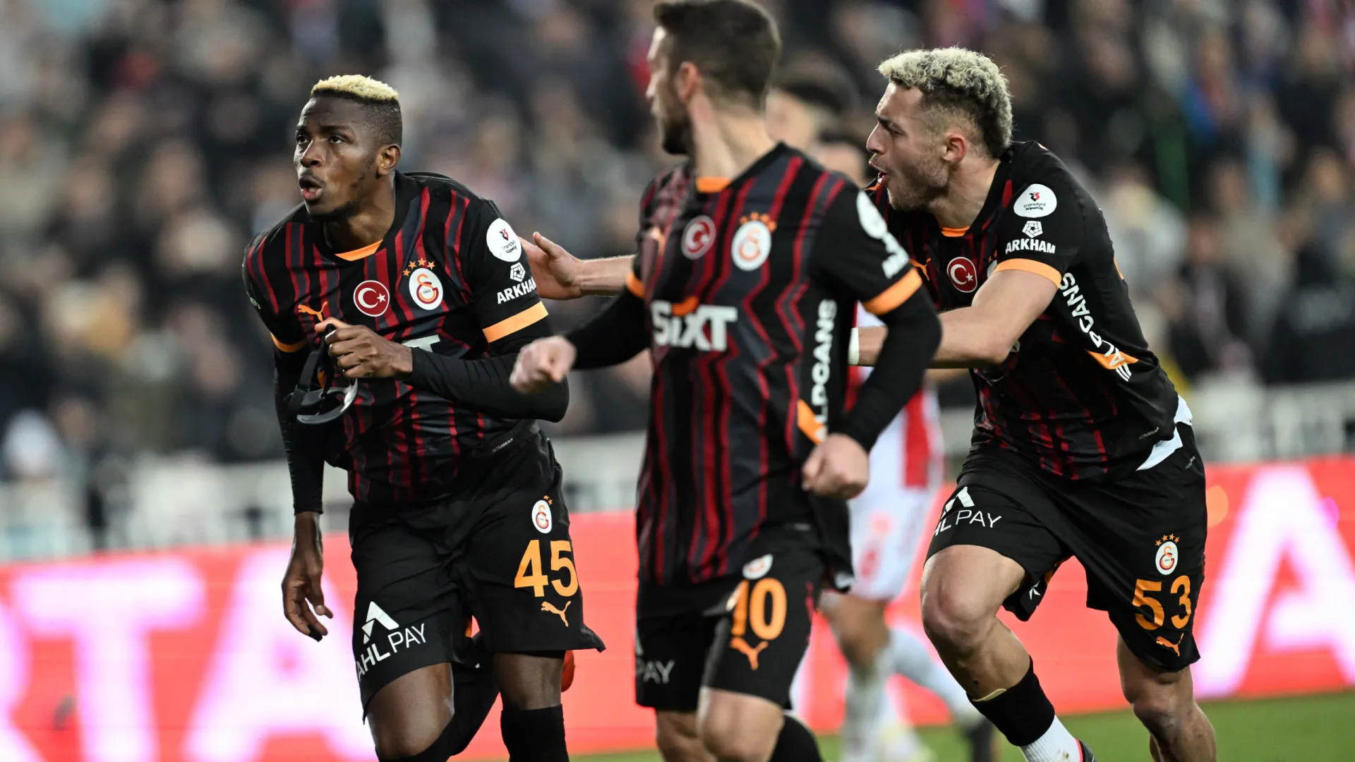 Manchester United se aproxima de fechar contratação de Victor Osimhen