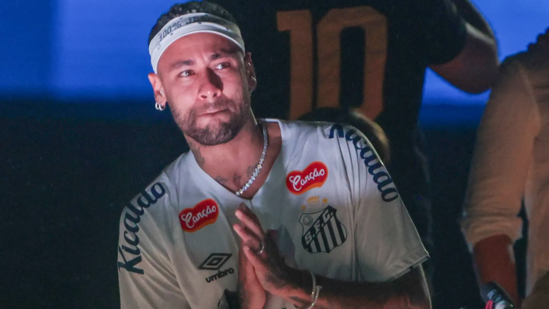 Neymar tenta ‘quebrar o gelo’ com seus fãs dentro do elenco do Santos