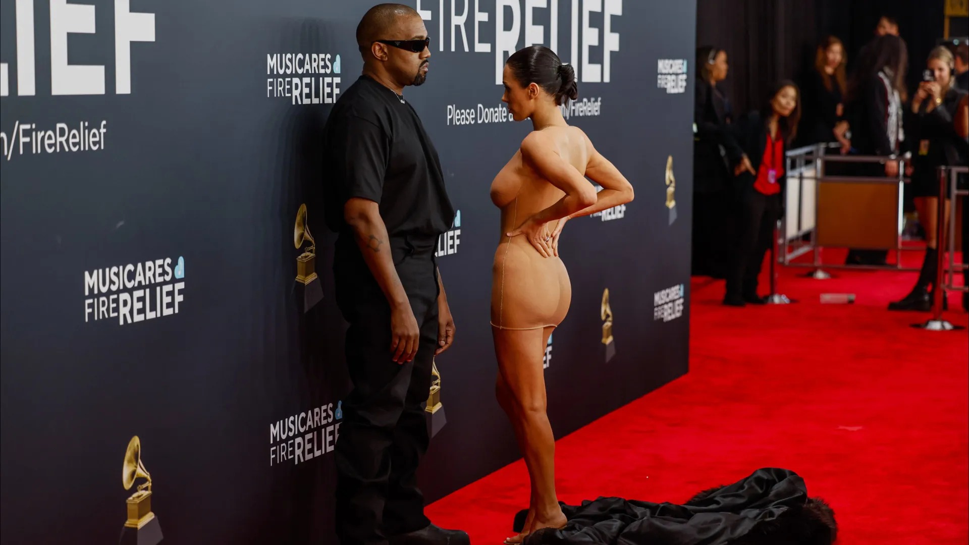 Kanye West põe à venda peça de roupa transparente usado pela esposa no Grammy