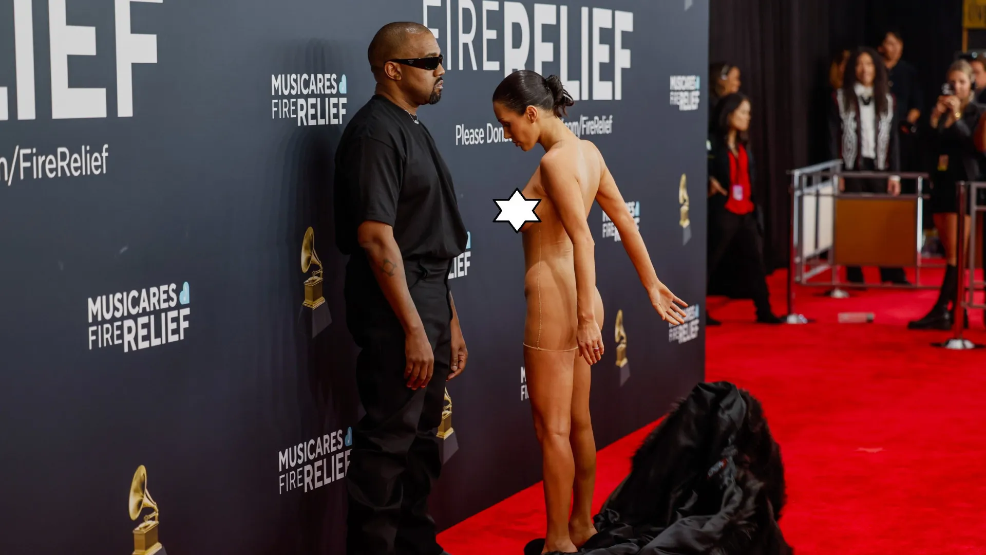 Kanye West e Bianca Censori chocam com look ousado no Grammy 2025