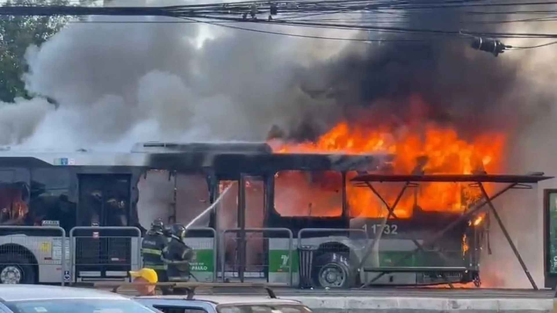 Passageiro de ônibus atingido por avião em SP diz que fuga ocorreu pelas janelas