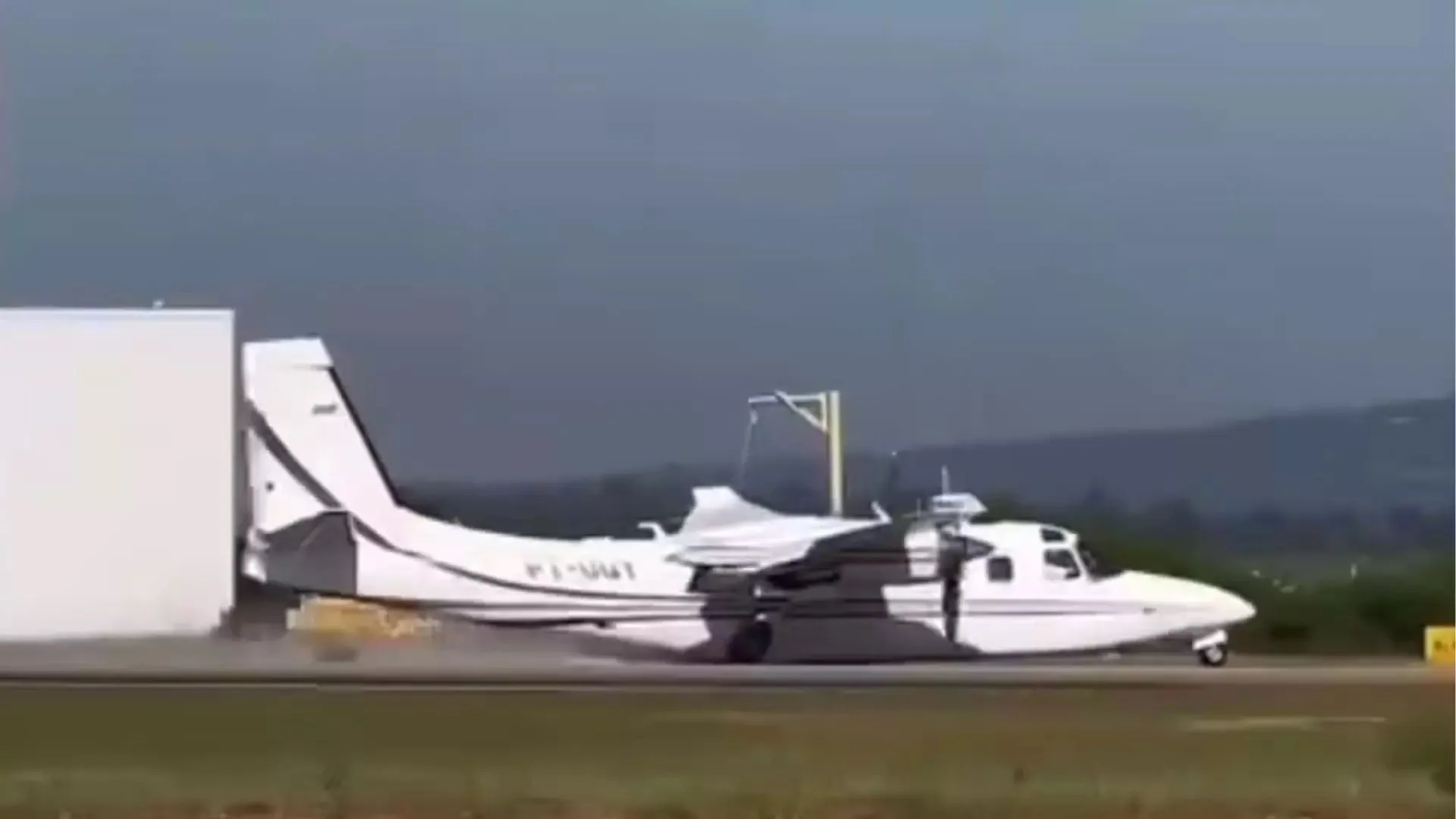 Avião pousa ‘de barriga’ em aeroporto no interior de SP