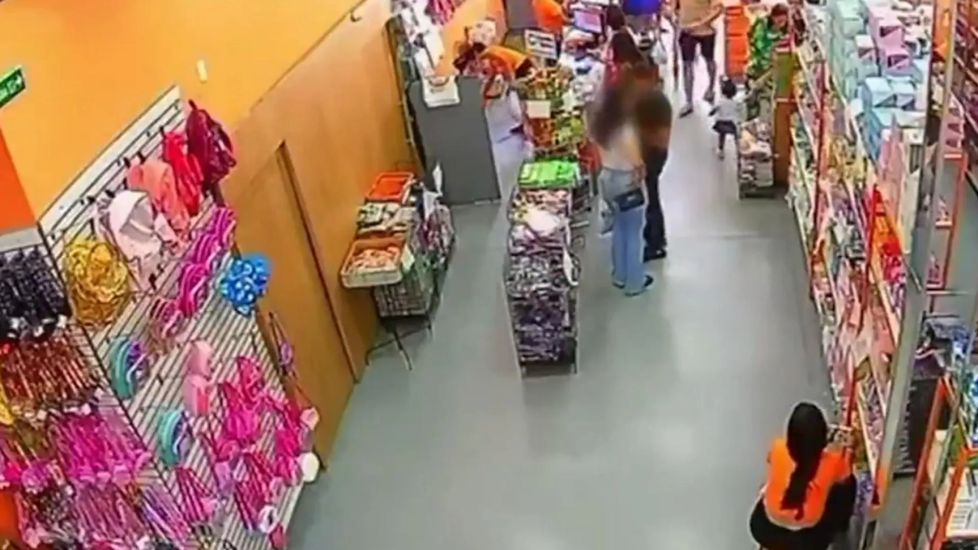 Celular explode no bolso de jovem que fazia compras; veja o vídeo