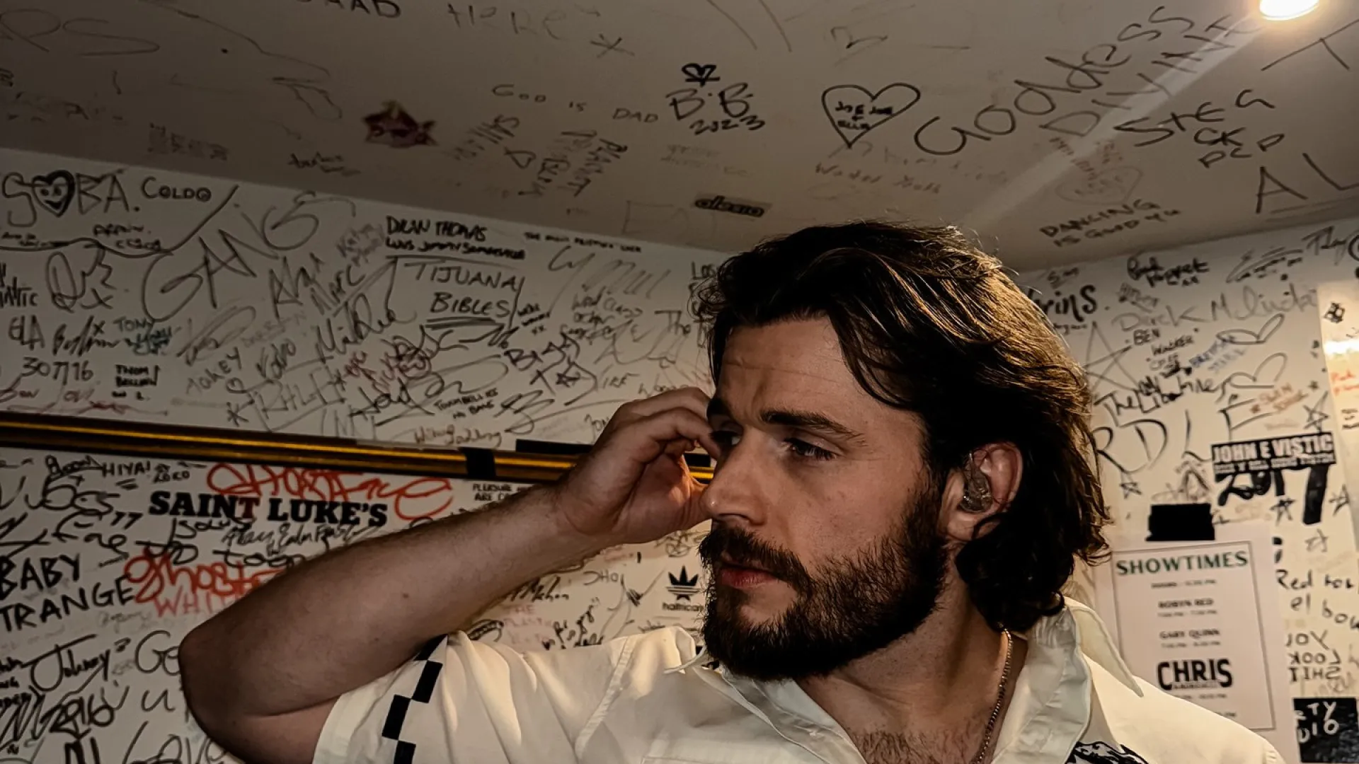 Ator de Virgin River lamenta assassinato da mãe e do padrasto