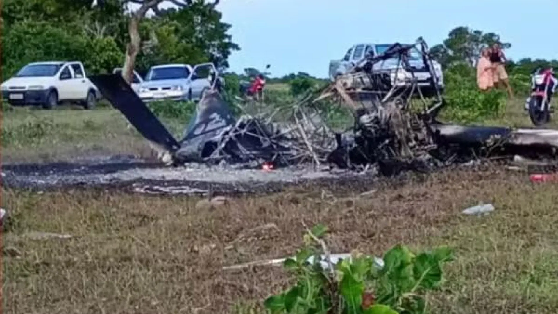 Avião de pequeno porte cai, explode e deixa uma pessoa morta e outra ferida no sul da Bahia