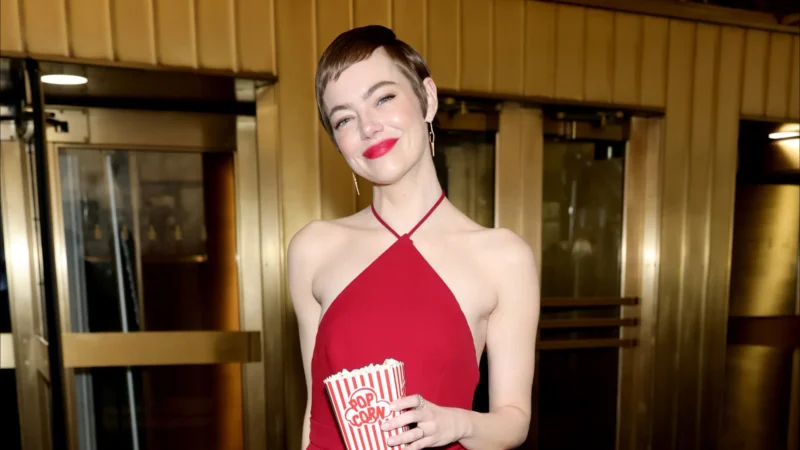 Emma Stone inova com vestido de pipocas em eventos nos EUA; veja