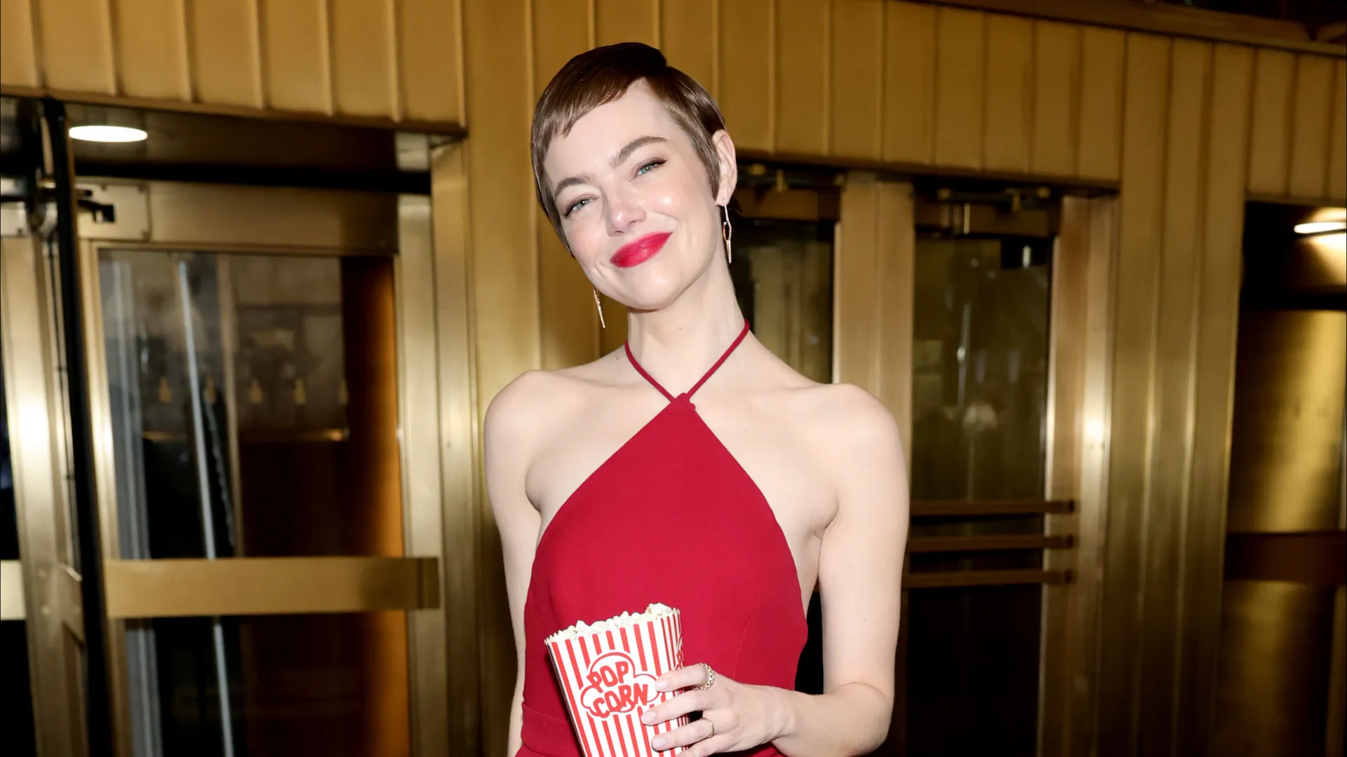 Emma Stone inova com vestido de pipocas em eventos nos EUA; veja