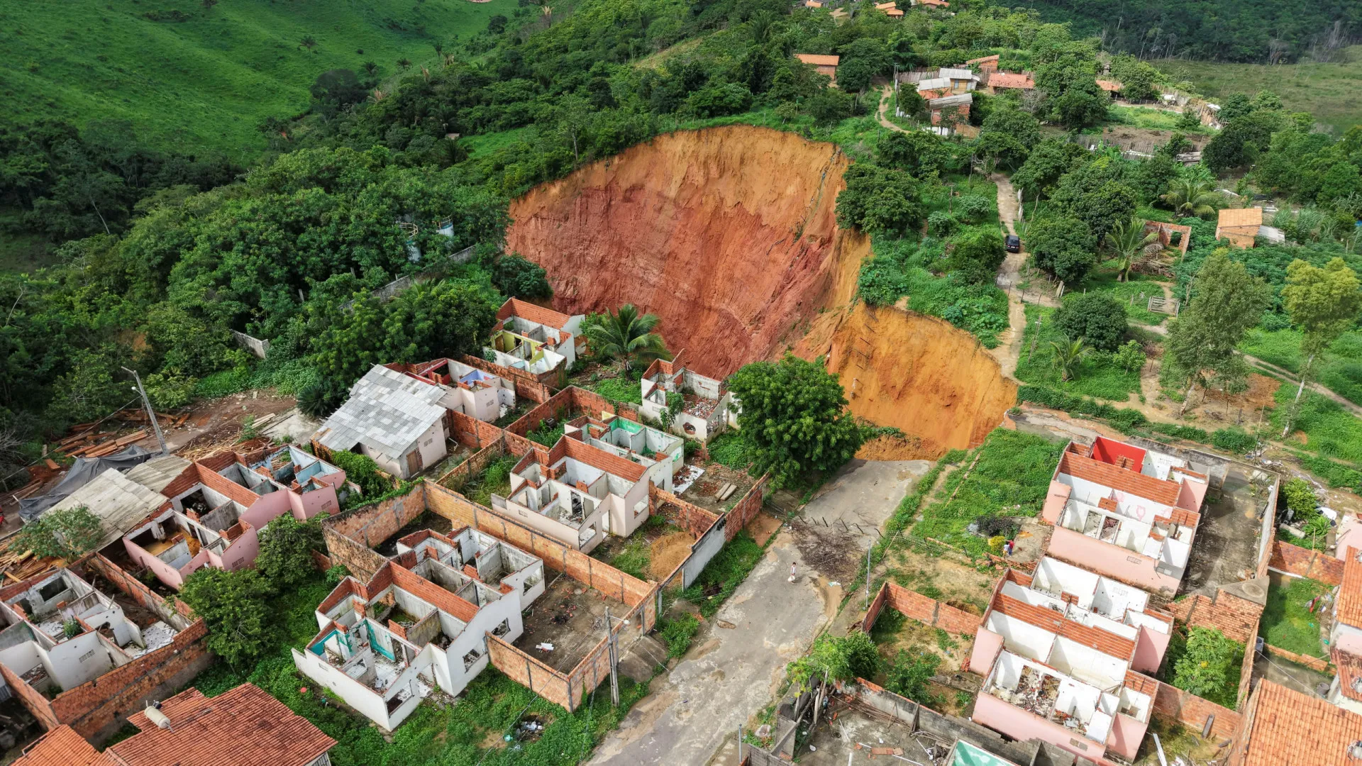 Crateras colocam cidade brasileira em estado de emergência