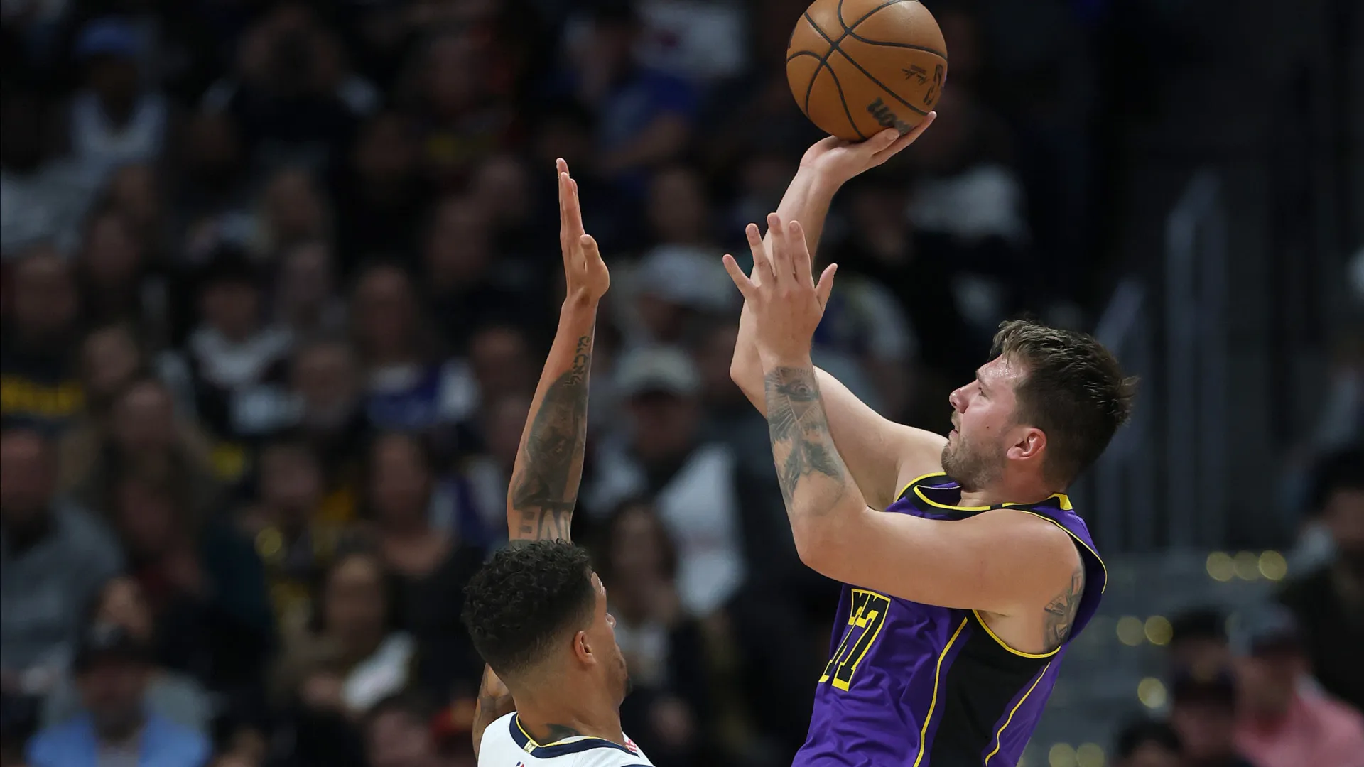 Doncic desencanta com a camisa dos Lakers e derruba série invicta do Denver Nuggets