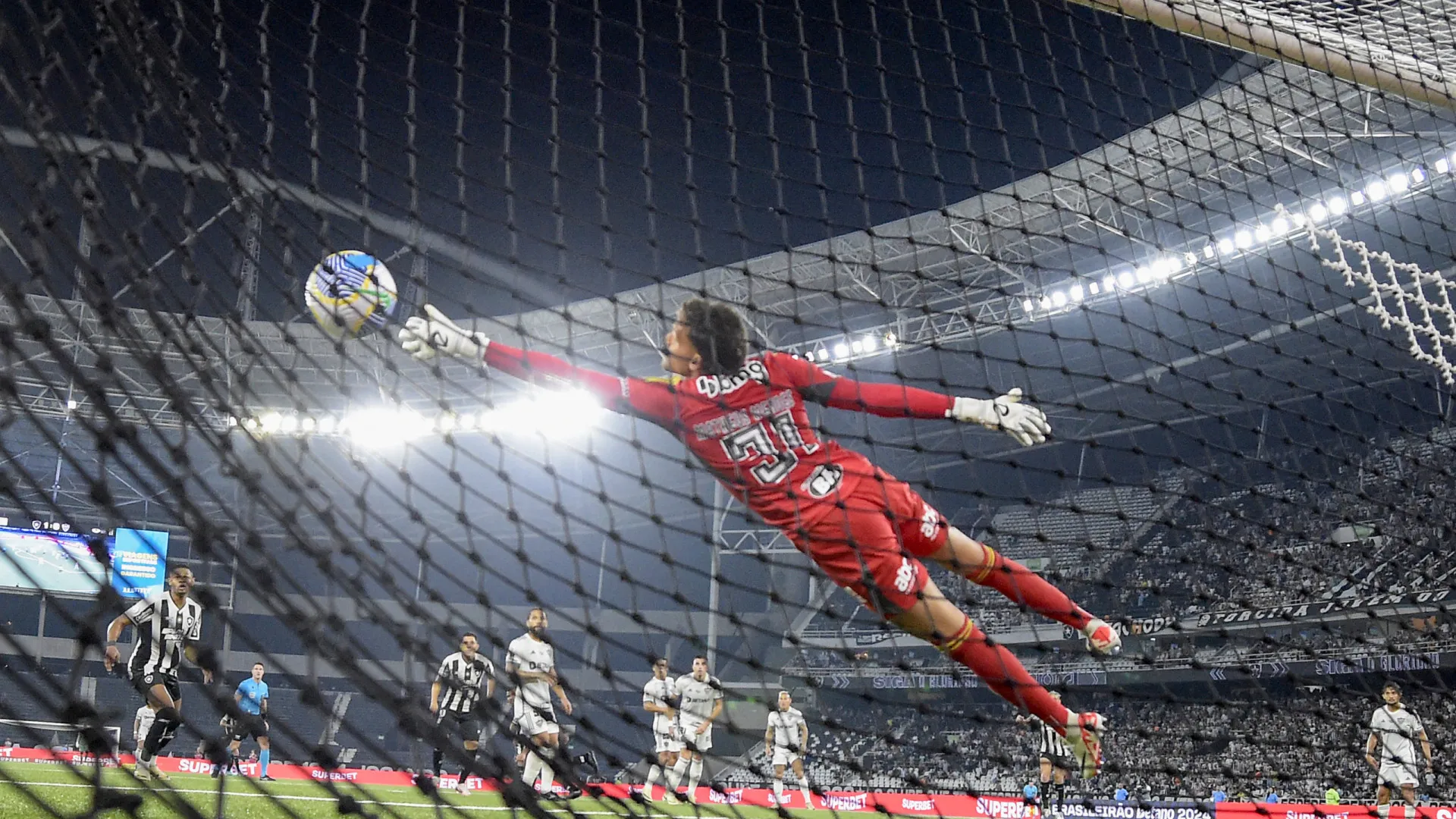 Goleiro do América-MG sofre ameaças após classificação