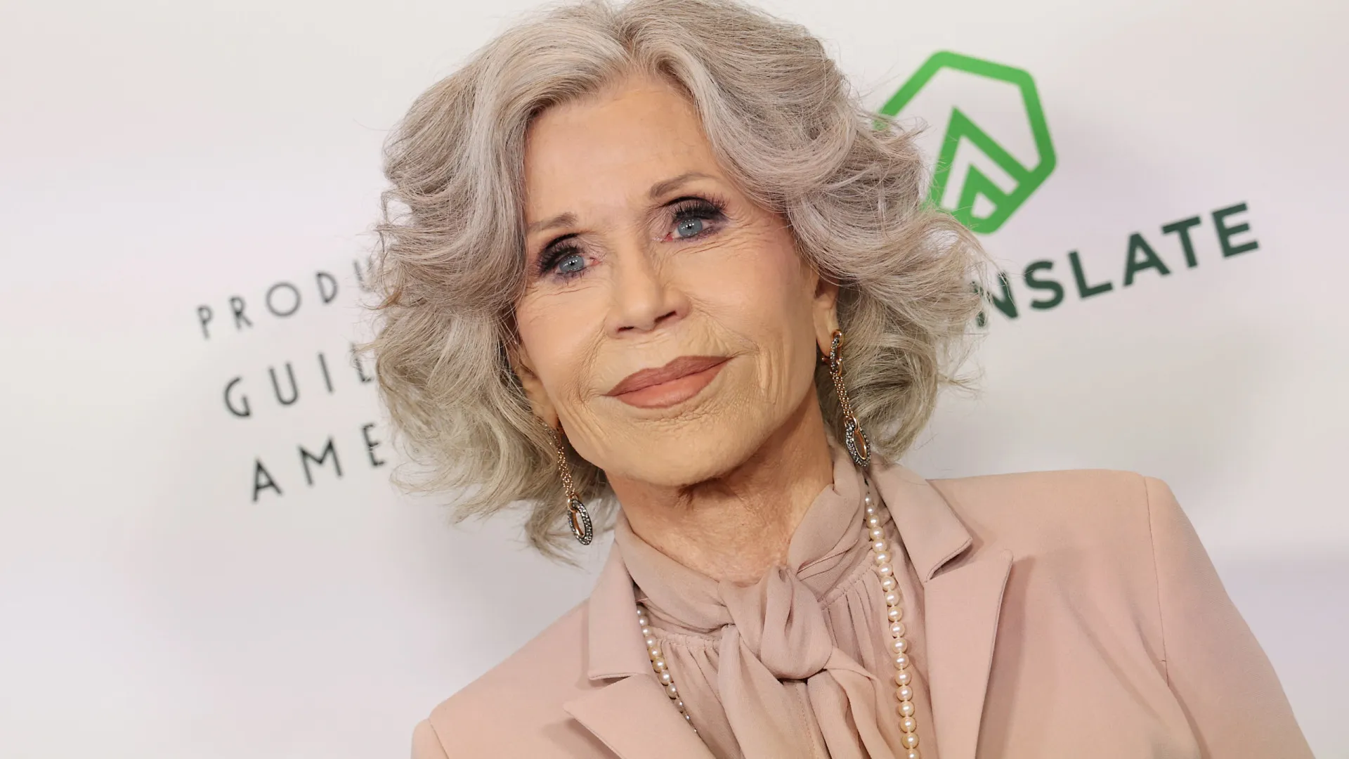 Jane Fonda faz discurso político e pede união no SAG Awards