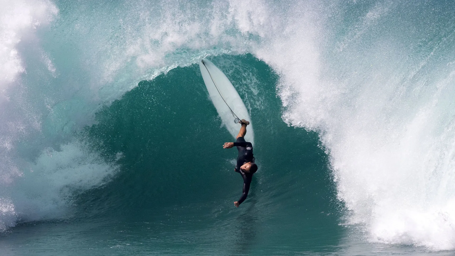Havaiano sofre acidente grave e é resgatado desacordado em Pipeline