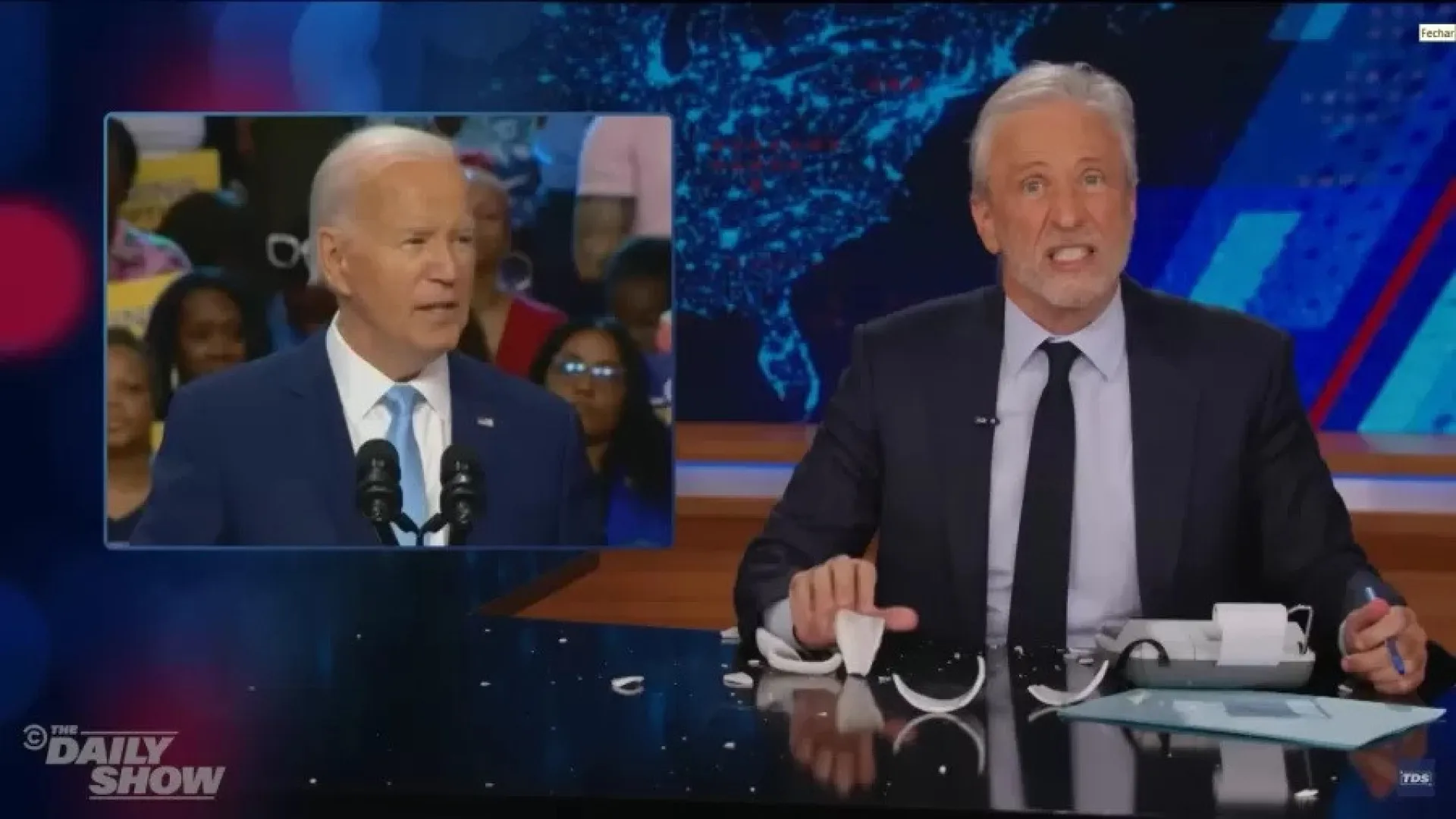 Apresentador de TV quebra caneca ao vivo em programa e fere a própria mão