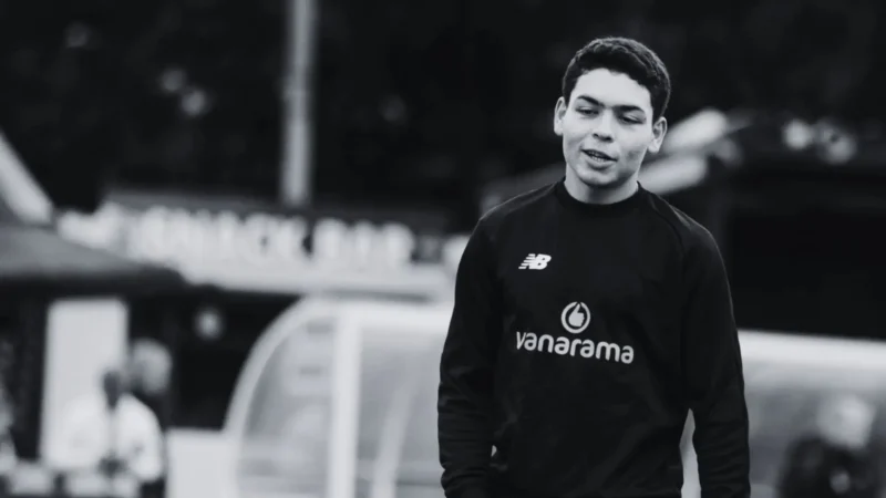 Jogador brasileiro de time da 6ª divisão inglesa morre aos 19 anos