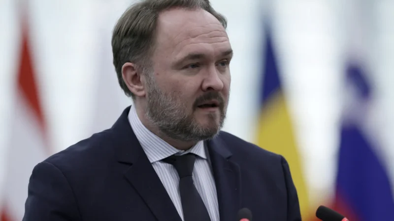 UE acelera plano para cortar combustíveis fósseis russos até 2027