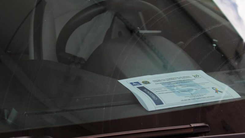 Detran-MT já emitiu cerca de mil credenciais de estacionamento para pessoas com autismo