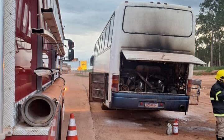 Ônibus pega fogo na BR-163 em Matupá