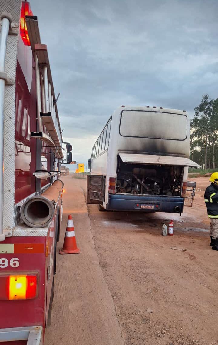 Ônibus pega fogo na BR-163 em Matupá