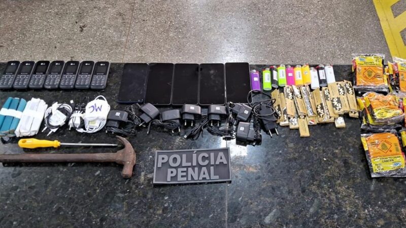 Sinop: Policiais penais localizam pacote com 12 celulares e carregadores arremessados para dentro de penitenciária