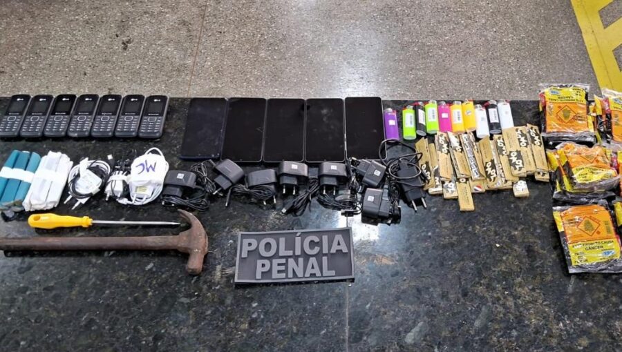 Sinop: Policiais penais localizam pacote com 12 celulares e carregadores arremessados para dentro de penitenciária