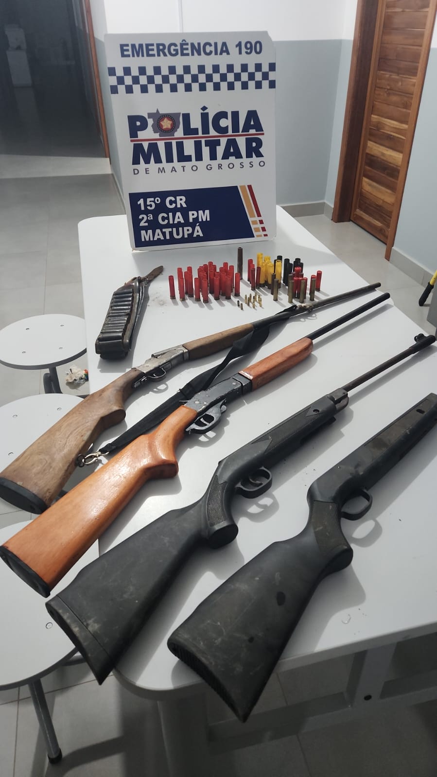 Polícia Militar apreende três espingardas e 69 munições após confusão disparos e agressão em Matupá; dois suspeitos são presos