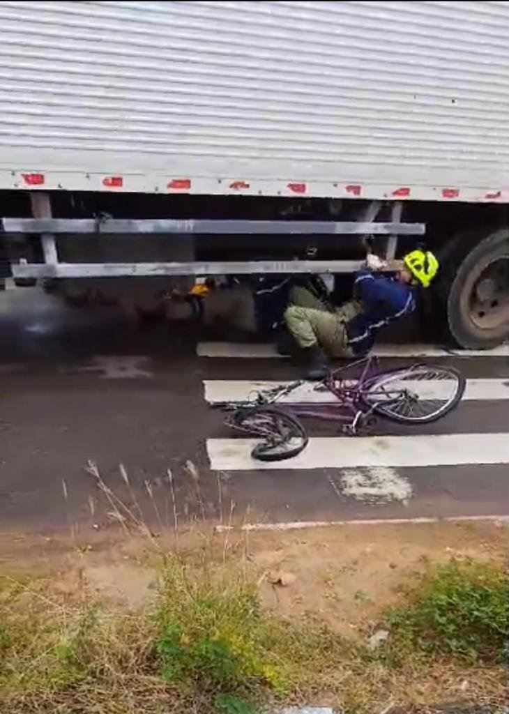 Sinop: Corpo de Bombeiros socorre ciclista após acidente de trânsito com caminhão