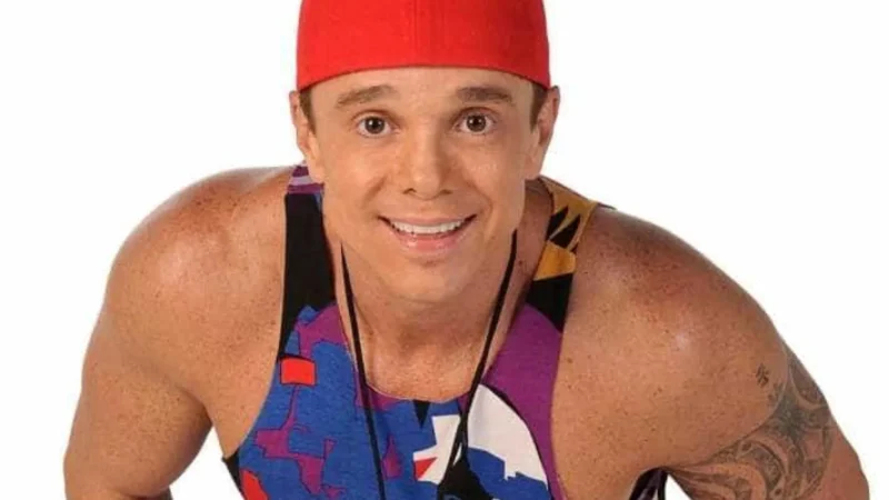 Lutando contra câncer, Netinho raspa a cabeça