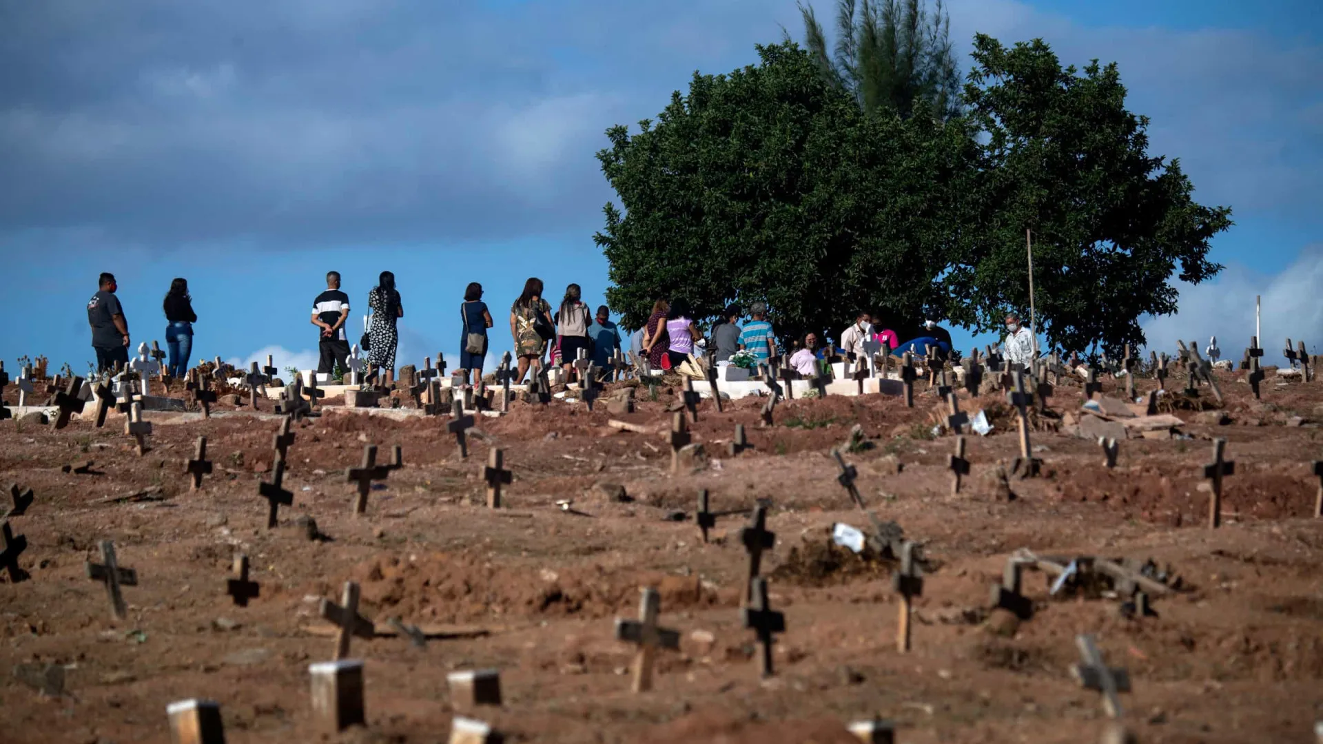 Número de mortes por Covid no Brasil ainda é alto e se equipara à queda de 6 Boeings em 2025