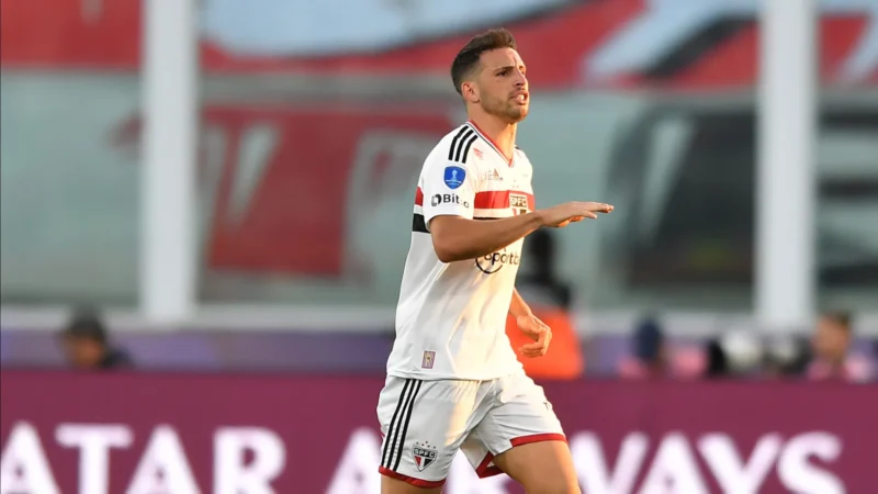 Calleri perde pênalti e São Paulo empata com Sport na abertura do Brasileiro