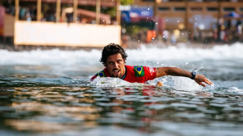 Filipinho lança instituto e busca formar campeões na ‘capital do surfe’