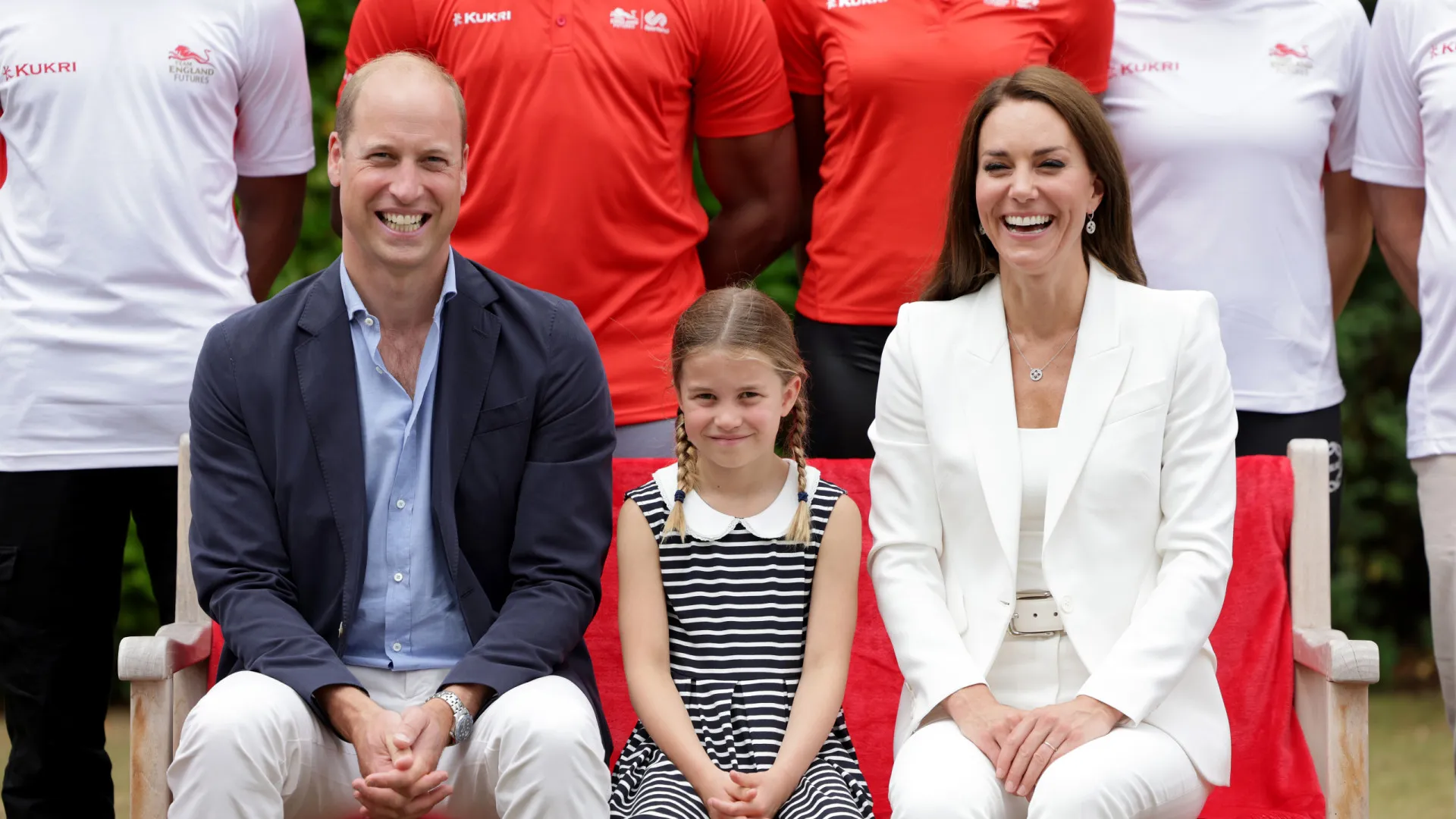 Príncipe William cita Charlotte ao receber pulseira em visita à Estônia