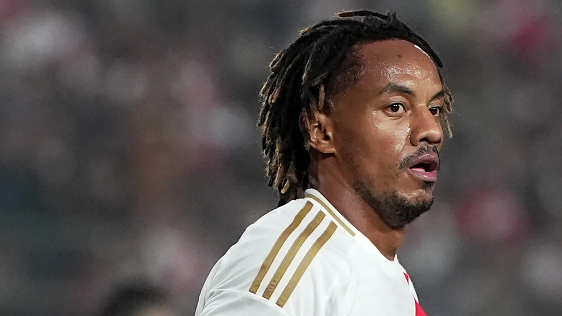 Carrillo vai de ‘acabado’ no próprio país a pilar em título do Corinthians