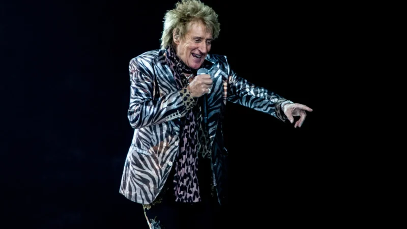 Rod Stewart canta com a filha Ruby em show e emociona fãs; veja