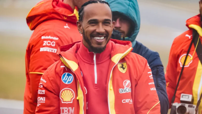 Chefe da Mercedes confessa que ficou de olho em Hamilton em estreia