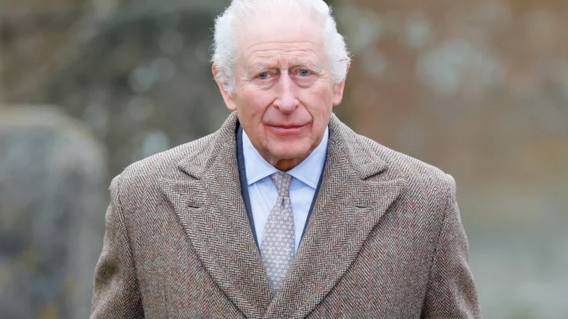 Após hospitalização de urgência, Charles III planeja viagem internacional