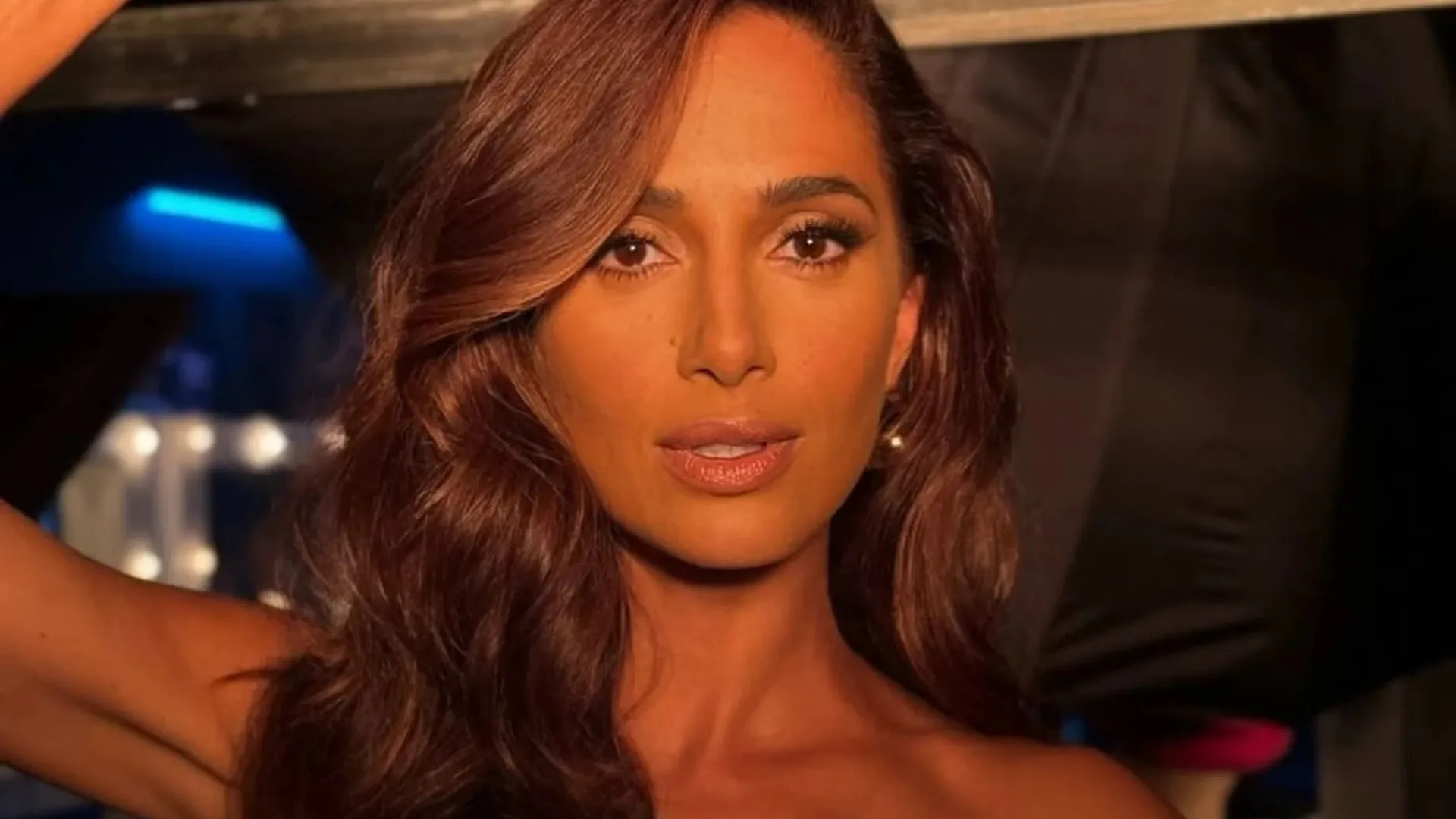 Camila Pitanga tenta deixar Paris com namorado após ameaça de bomba